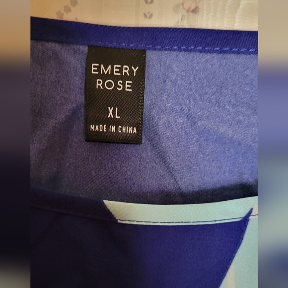 Emery Rose XL 3/4 Sleeve Blue w Abstract Design - Picture 4 of 4